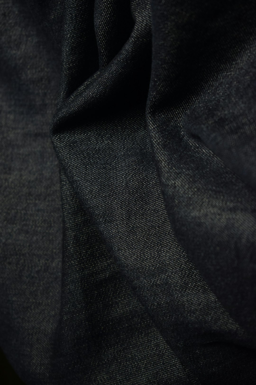 Worn maybe 3 times before I realised they were too long for me. Levi's, dark indigo, no marks or wear. Smoke-free home.